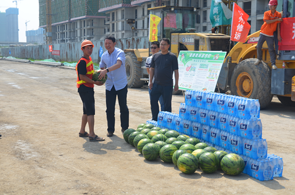 华体会在线平台-华体会在线官网
开展夏季送清凉慰问市政工程一线活动